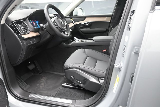 Used 2026 Volvo XC90 B6 Plus w/ Protection Package Premier AWD/4WD image 17