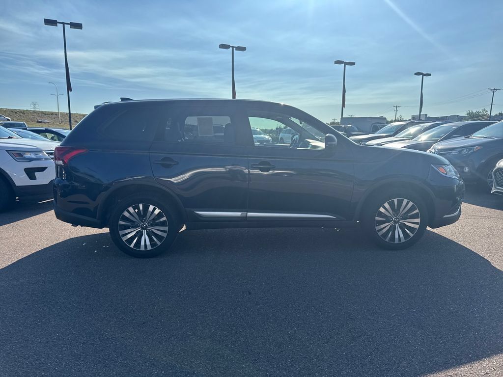 Used 2019 Mitsubishi Outlander AWD image 3