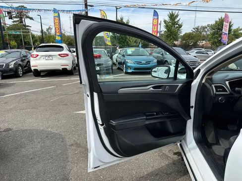 Used 2017 Ford Fusion SE image 11