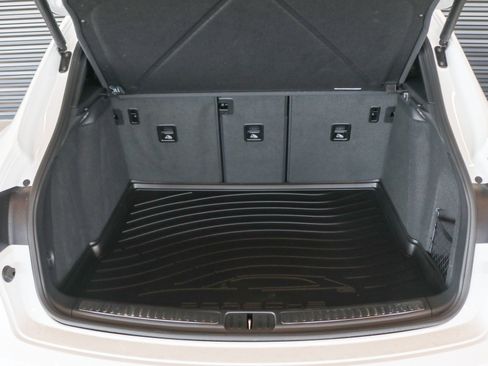 Certified 2026 Porsche Macan AWD/4WD image 28