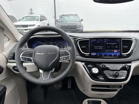 Used 2023 Chrysler Pacifica Touring-L AWD/4WD image 12