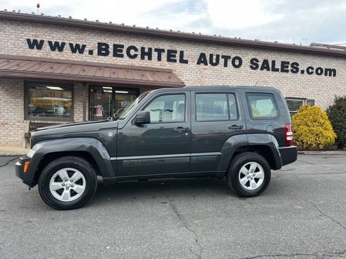 Used 2010 Jeep Liberty Sport image 1