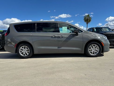 Used 2025 Chrysler Pacifica Select image 3