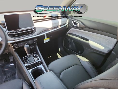 Used 2024 Jeep Compass Latitude AWD/4WD image 11