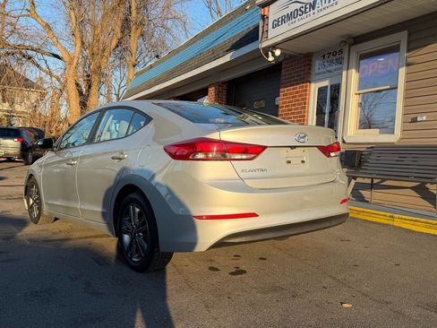 Used 2017 Hyundai Elantra SE image 3
