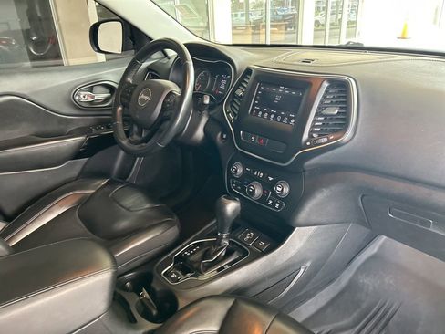 Used 2019 Jeep Cherokee Latitude Plus image 19