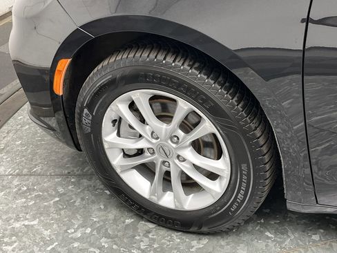 Used 2022 Chrysler Pacifica Touring AWD/4WD image 31