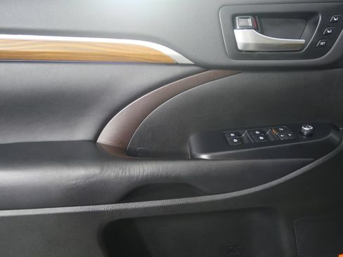 Used 2019 Toyota Highlander Limited FWD image 8