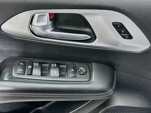 Used 2025 Chrysler Pacifica Limited FWD image 23