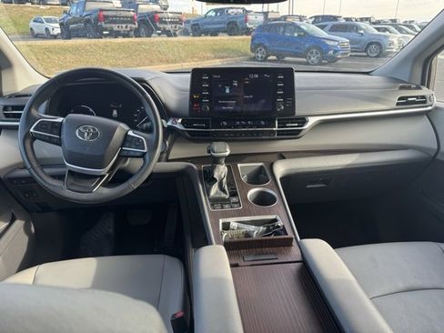 Used 2024 Toyota Sienna XLE image 16
