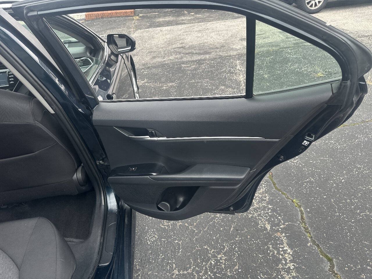 Used 2018 Toyota Camry LE FWD image 10