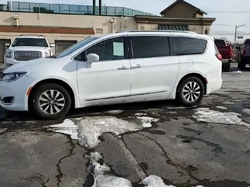 Used 2020 Chrysler Pacifica Touring-L Plus w/ Advanced Safetytec Group image 5