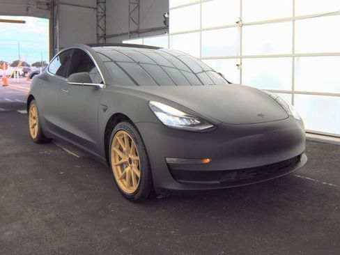 Used 2020 Tesla Model 3 Standard Range image 3