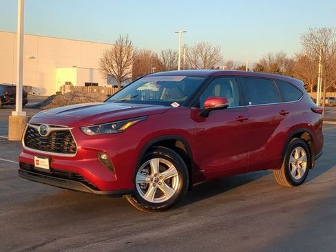 Certified 2023 Toyota Highlander LE image 2