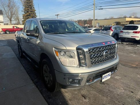 Used 2018 Nissan Titan SV w/ SV Convenience Package image 11