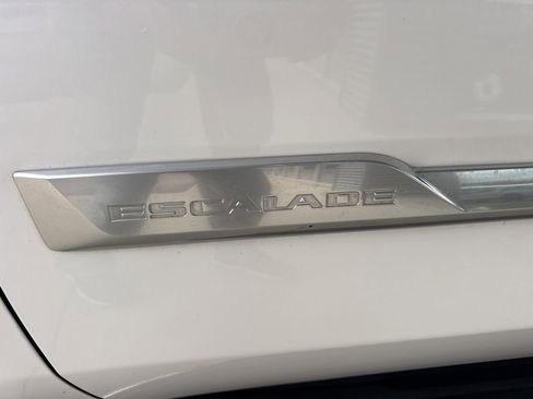 Used 2019 Cadillac Escalade Luxury AWD/4WD image 14