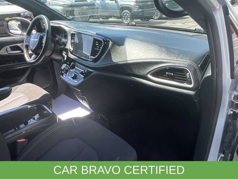 Used 2023 Chrysler Pacifica Touring FWD image 29