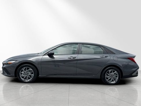 Used 2025 Hyundai Elantra Hybrid FWD image 7