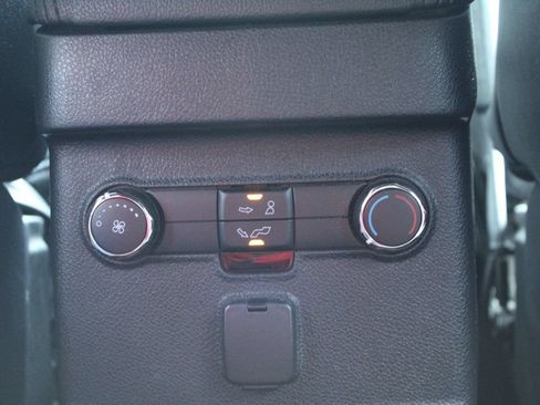 Used 2017 Ford Explorer XLT w/ Equipment Group 202A FWD image 28