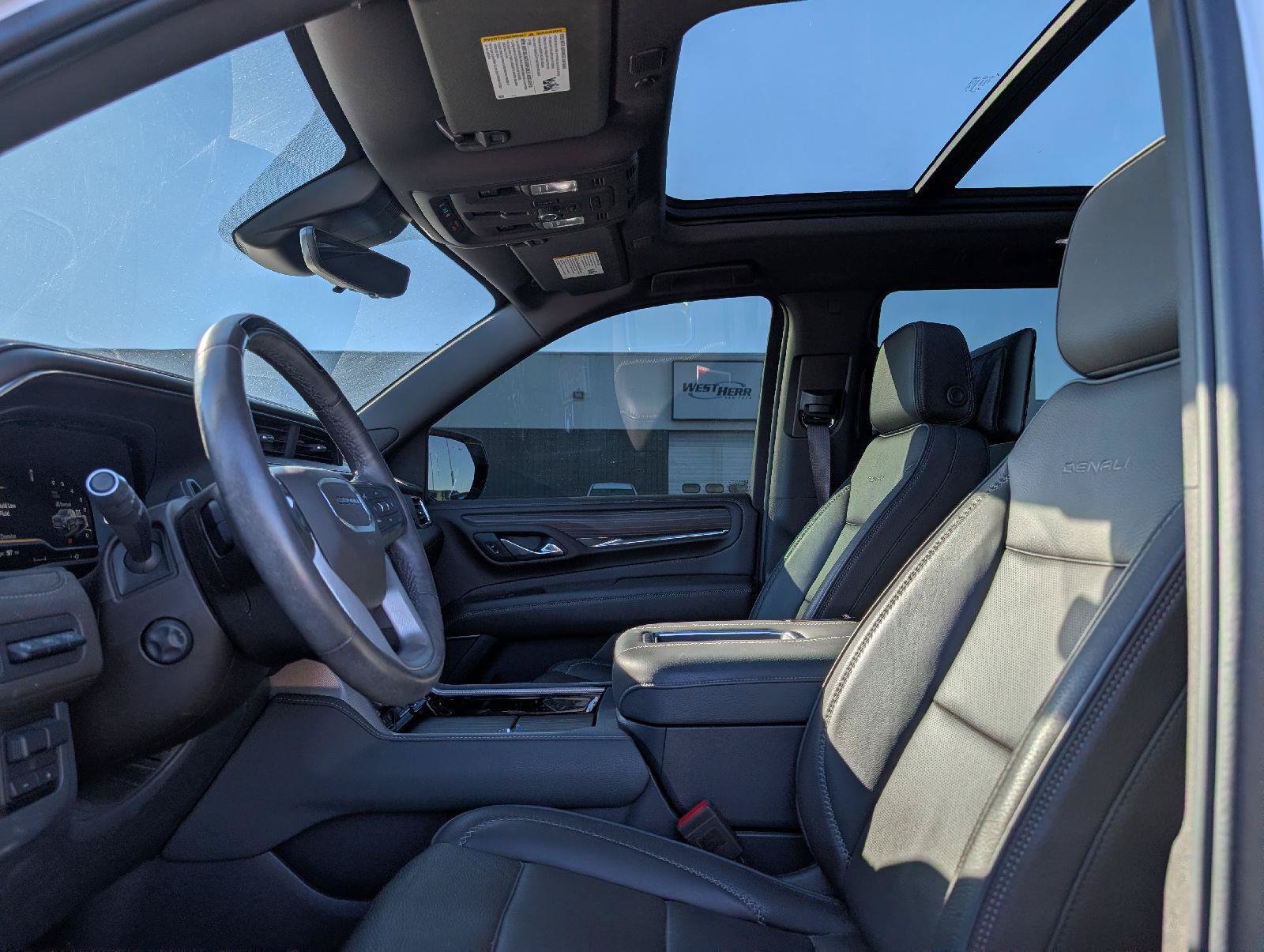 Used 2023 GMC Yukon Denali w/ Advanced Technology Package AWD/4WD image 9
