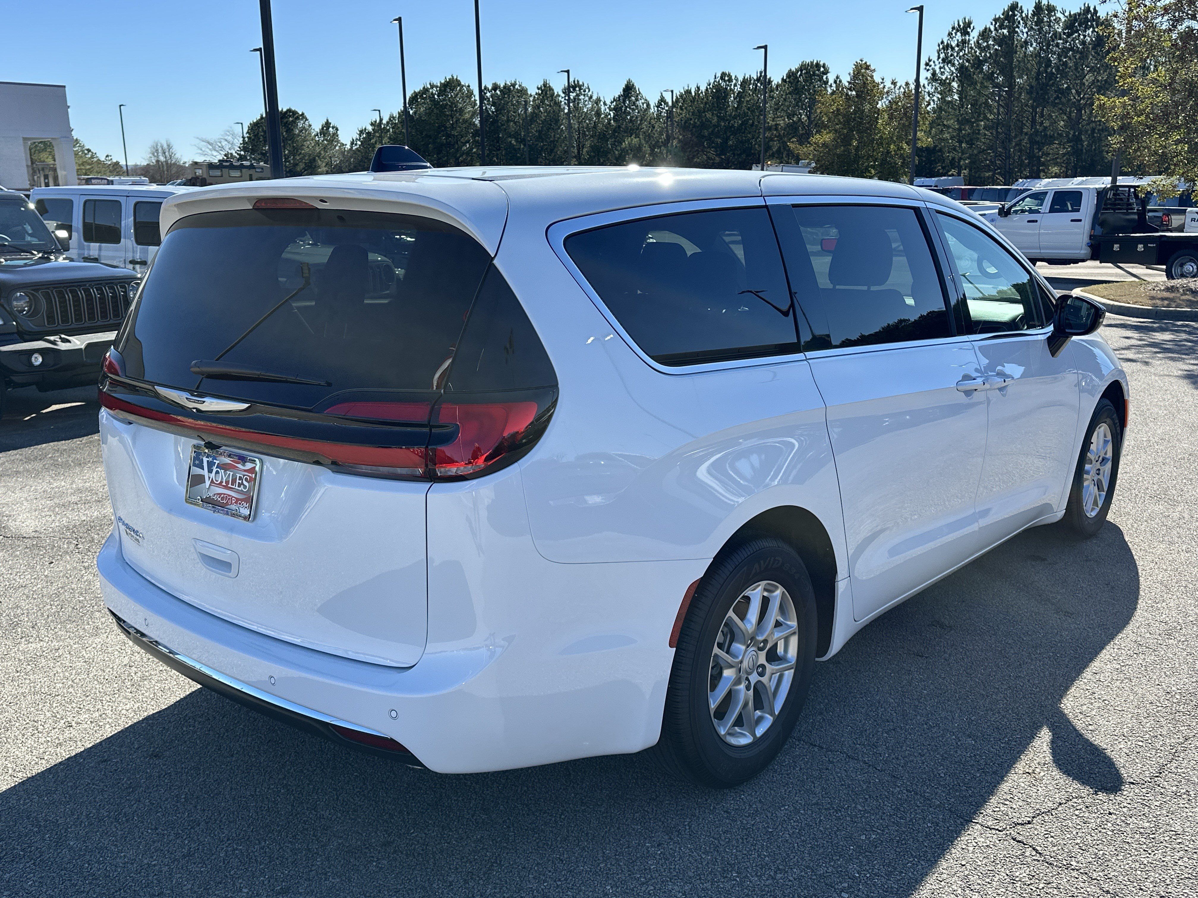 New 2026 Chrysler Pacifica Select FWD image 7