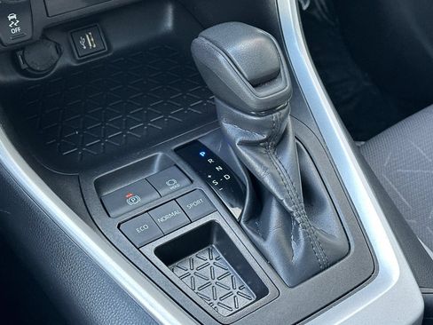 Used 2025 Toyota RAV4 XLE w/ Convenience Package FWD image 28