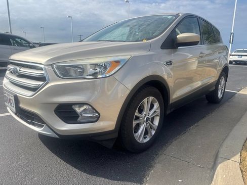 Used 2017 Ford Escape SE FWD image 2