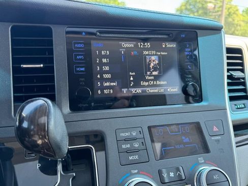 Used 2017 Toyota Sienna XLE FWD image 21