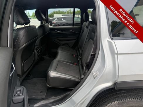 Used 2024 Jeep Grand Cherokee Altitude AWD/4WD image 33