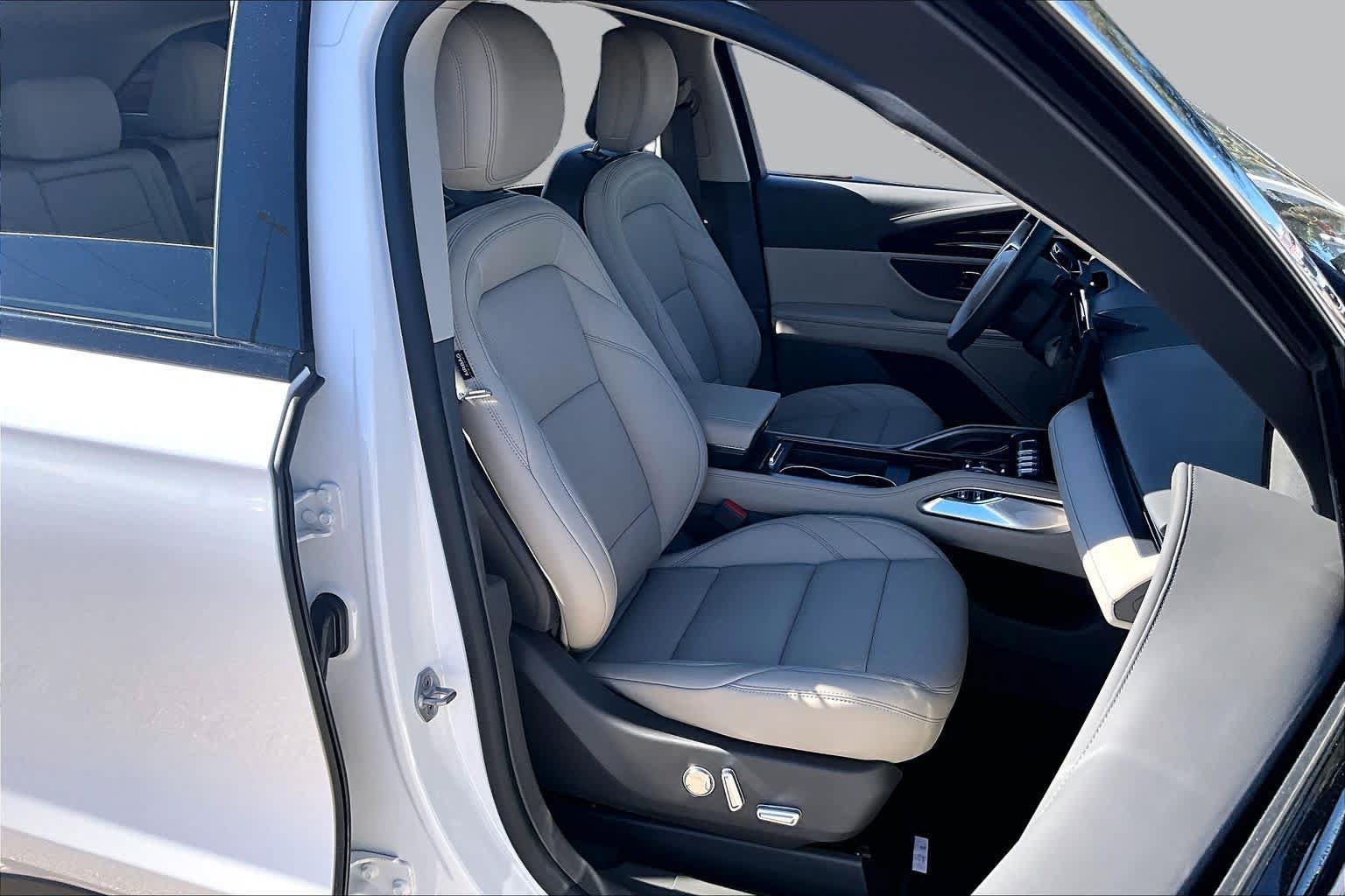 Used 2025 Lincoln Nautilus Premier AWD/4WD image 9
