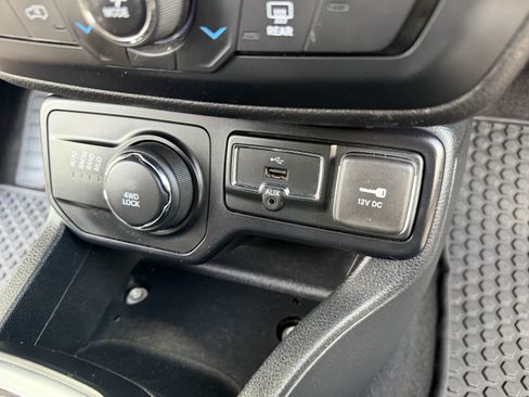Used 2018 Jeep Renegade Latitude w/ Cold Weather Group AWD/4WD image 34