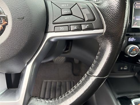 Used 2018 Nissan Rogue SV image 24