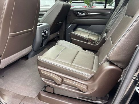 Used 2022 GMC Yukon XL Denali w/ Denali Premium Package AWD/4WD image 14