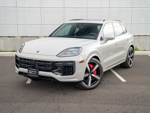 Certified 2025 Porsche Cayenne Turbo AWD/4WD image 1