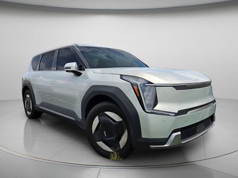 Used 2024 Kia EV9 Light Long Range RWD image 4