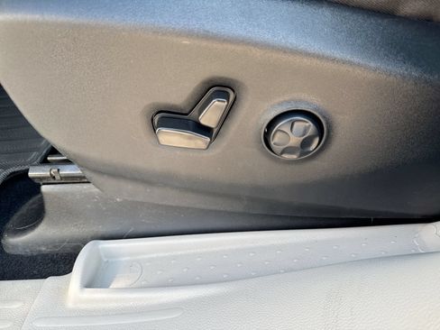 Used 2022 Chrysler Voyager LX FWD image 12