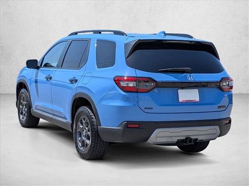 Used 2025 Honda Pilot TrailSport image 8