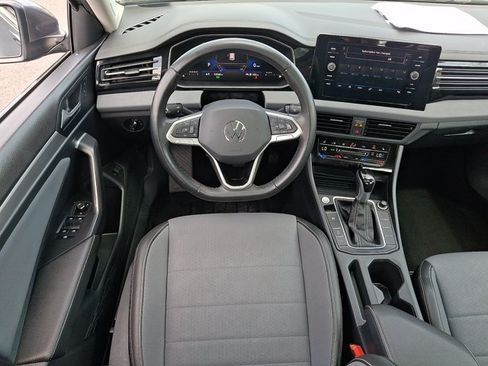 Used 2025 Volkswagen Jetta SE FWD image 11