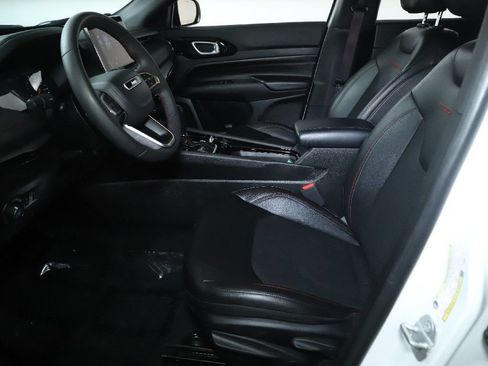 Used 2025 Jeep Compass Trailhawk AWD/4WD image 18