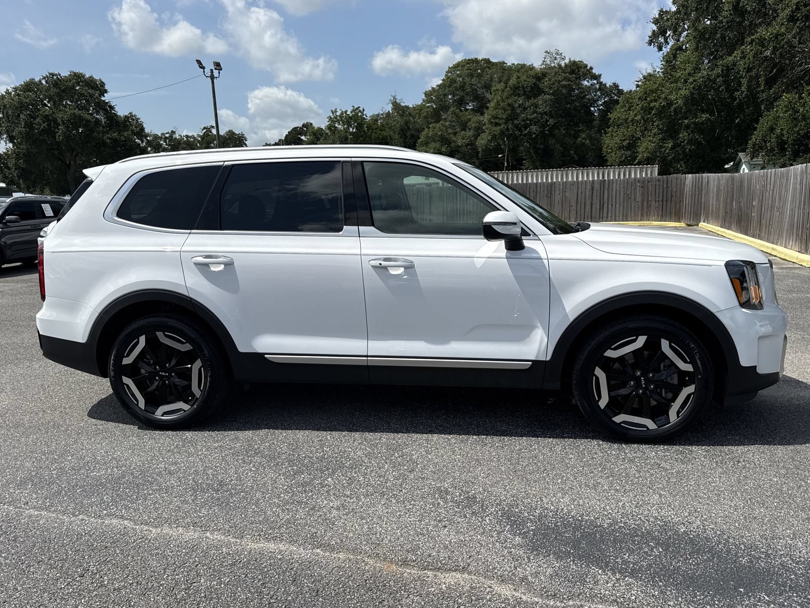 Used 2024 Kia Telluride S w/ S Sunroof Package FWD image 6