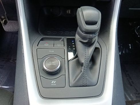 Used 2025 Toyota RAV4 LE AWD/4WD image 24