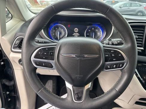 Used 2023 Chrysler Pacifica Touring-L image 16