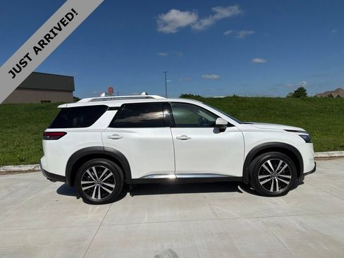 Certified 2025 Nissan Pathfinder Platinum w/ Cargo Package FWD image 4