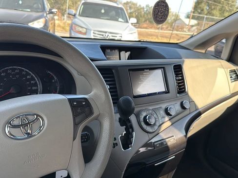 Used 2012 Toyota Sienna LE image 30