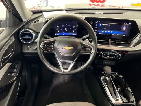 Used 2025 Chevrolet Trax LT w/ LT Convenience Package FWD image 14