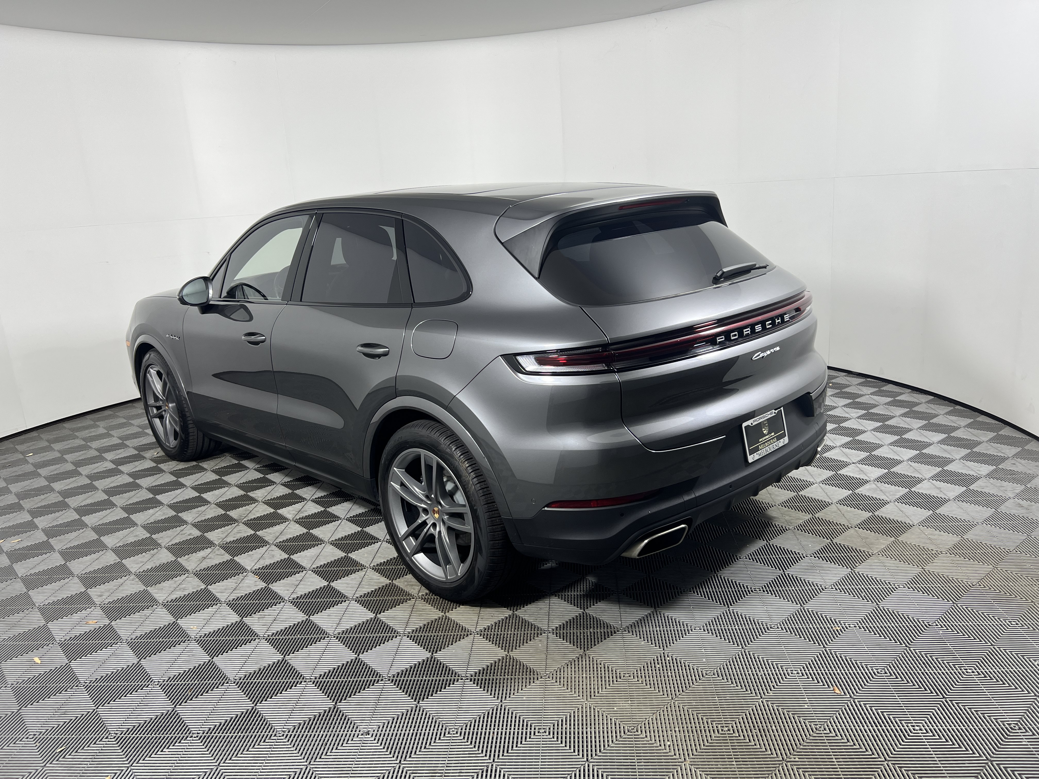 Certified 2025 Porsche Cayenne E-Hybrid AWD/4WD image 3