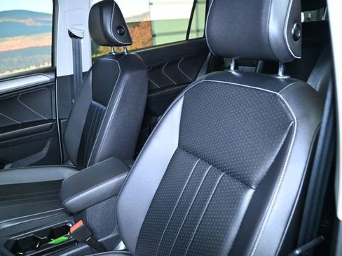 Used 2022 Volkswagen Tiguan SE image 27