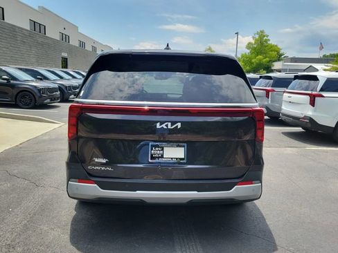 Used 2025 Kia Carnival FWD image 5