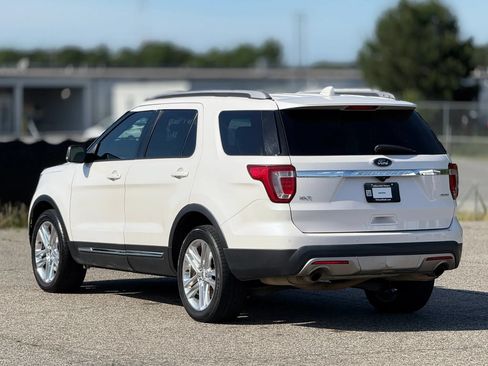 Used 2017 Ford Explorer XLT w/ Equipment Group 202A AWD/4WD image 10