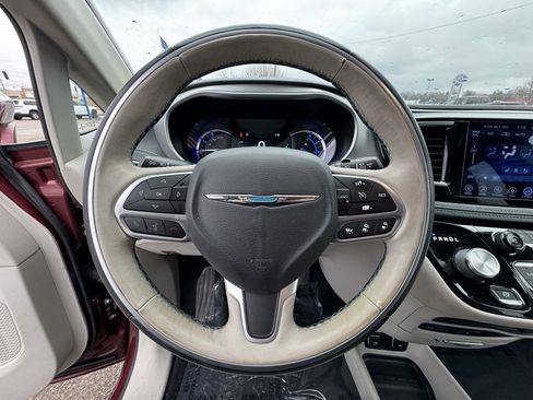 Used 2017 Chrysler Pacifica Platinum image 21